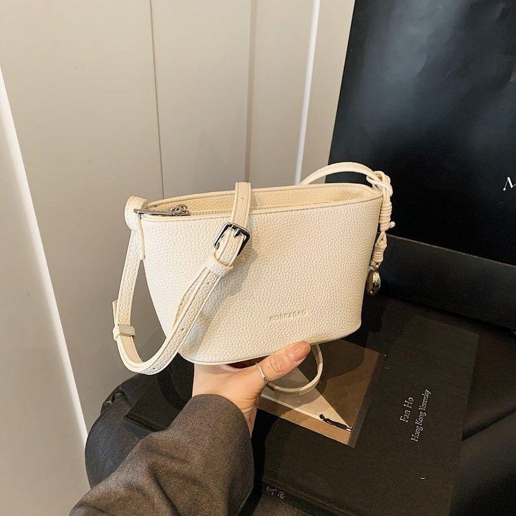 

2025 новая женская сумка оптом простой нишевый дизайн модная универсальная сумка-корзина для овощей через плечо сумка-слиток белый