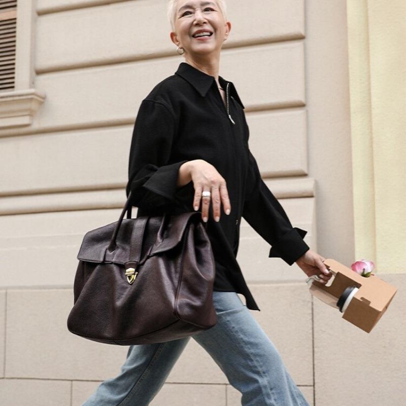Portable briefcase versatile high-end leather retro large-capacity commuter bag