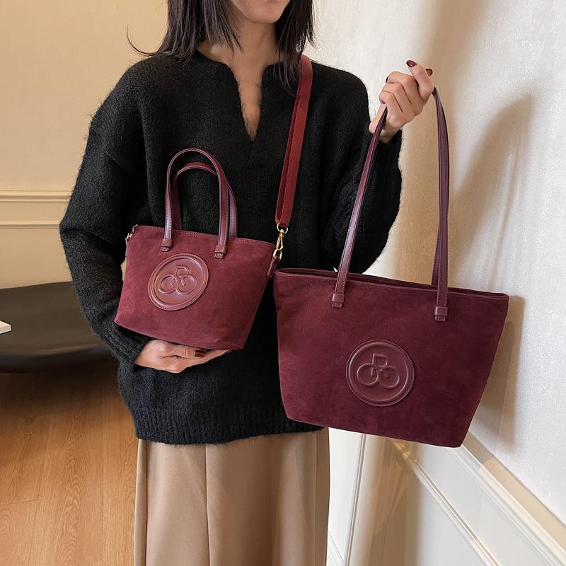 

Retro high-end tote bag, new versatile large-capacity portable commuter bag, fashionable foreign shoulder bag, women s bag Small 26 * 10 * 18