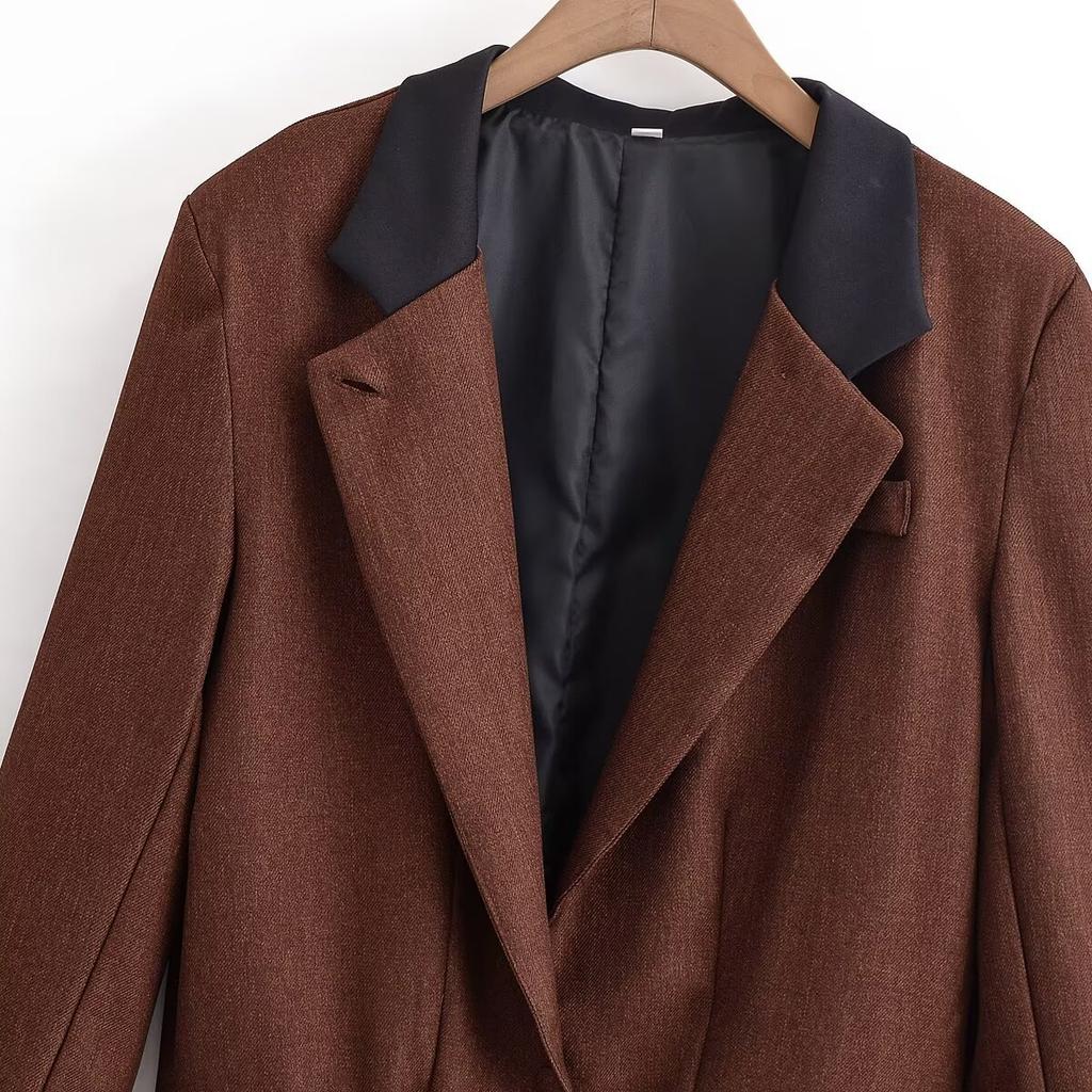 Damska jednokolorowa elegancka kurtka z naszywkami na ramionach