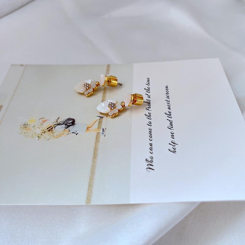 Exquisite Heart Natural Shell Earrings: Elegant European & American Style