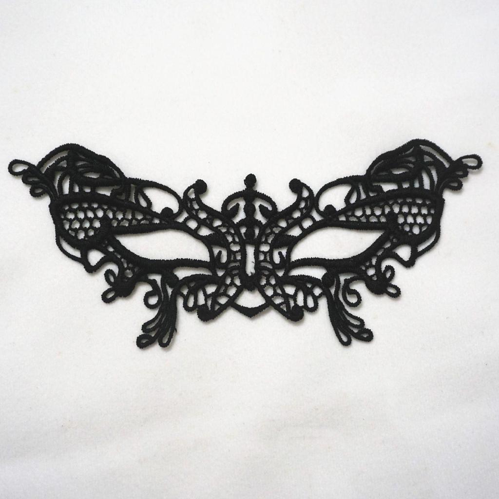 Černá krajková královská oční maska na Halloween nebo kostýmové večírky