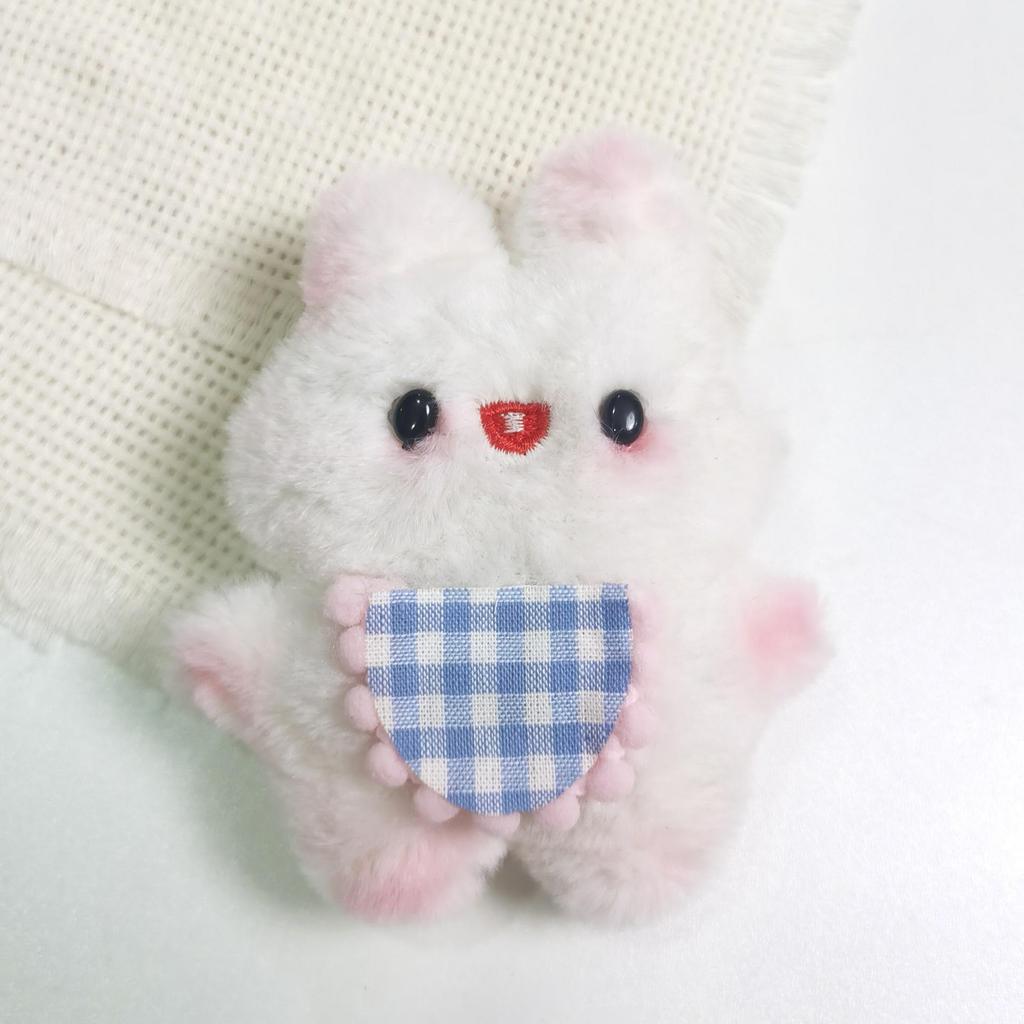 Entzückender Plüschanhänger Schwein und Hase mit Perlenakzenten