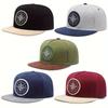 2 Stück Stickerei Flat Brim Hut Hip Hop Kappe Entenzungenkappe Mode Lässige Baseballkappe Scheibenkompass Anhänger Halskette Set Männer Frauen Sport Sonnenhut