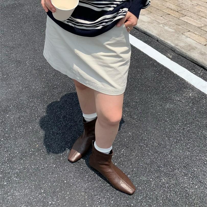 Korean version of the new flat-bottomed short Chelsea boots, small square pointed head, low heel, inner height-increasing soft leather bare boots, a