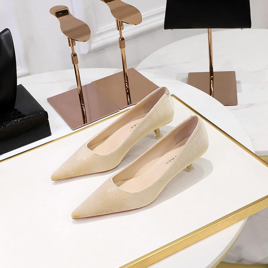 

Модная банкетная женская обувь: Туфли на тонком каблуке, среднем каблуке, с неглубоким горлышком и заостренным кончиком, толстые бархатные туфли на лицевой стороне 43 абрикосовый