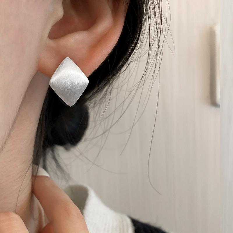 

Серьги с матовой отделкой Женские Мода холодного ветра Универсальные ушные пряжки Серьги с бриллиантами Подарок