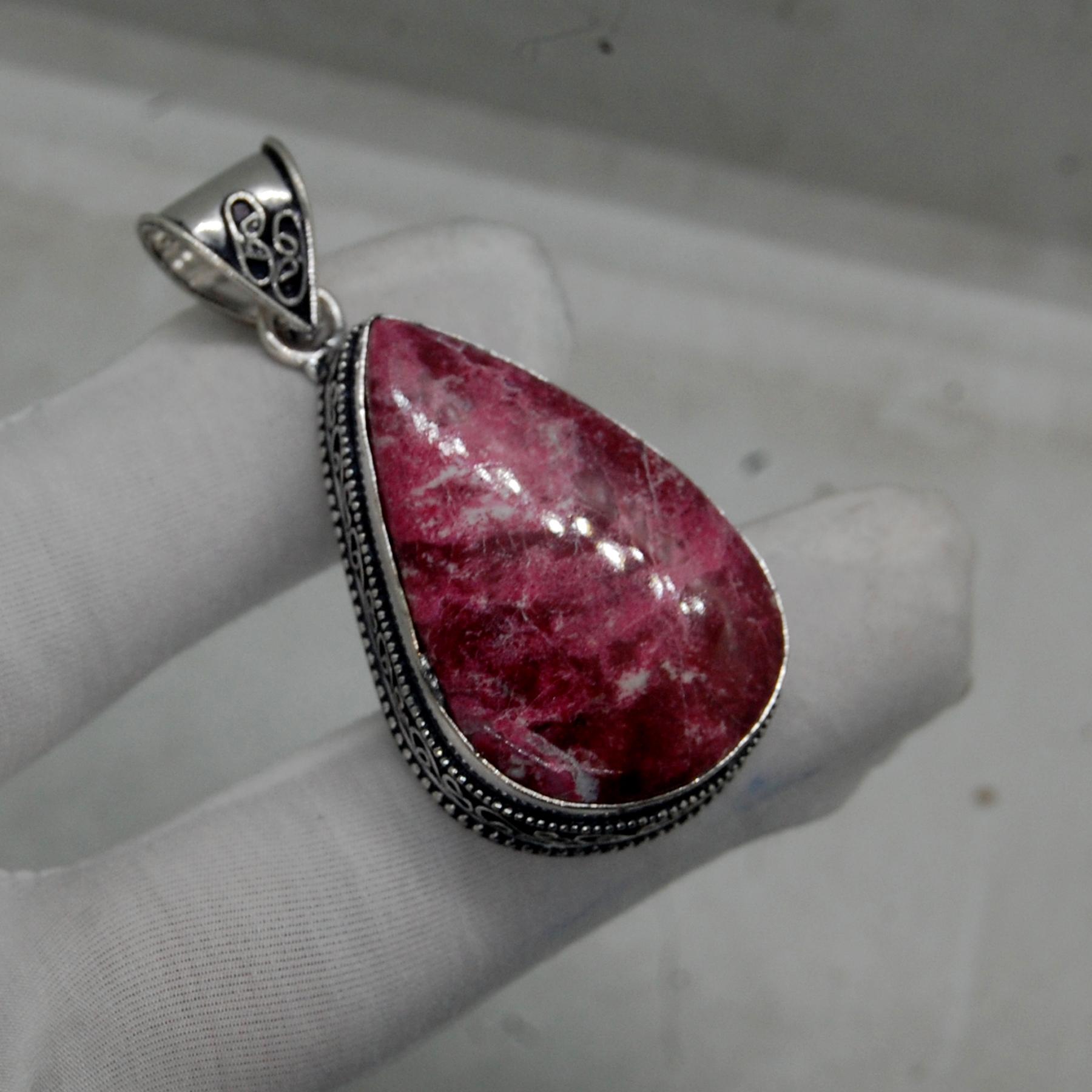 

Ефектний рубіновий декоративний туліт 925 стерлінгового срібла підвіска ювелірна прикраса, дизайнерська ручна робота