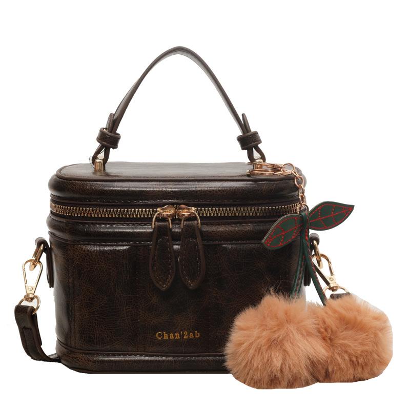 

This year, the popular small bag women s 2025 new autumn and winter versatile fashion retro shoulder messenger bag portable small square bag темно-коричневого