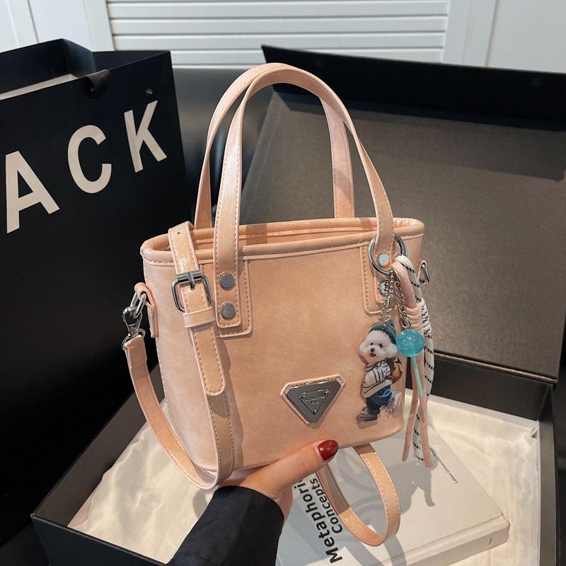 

Женская сумка кроссбоди 2025: Трендовая корейская сумка с квадратным плечом, модный дизайн маленькой корзинки