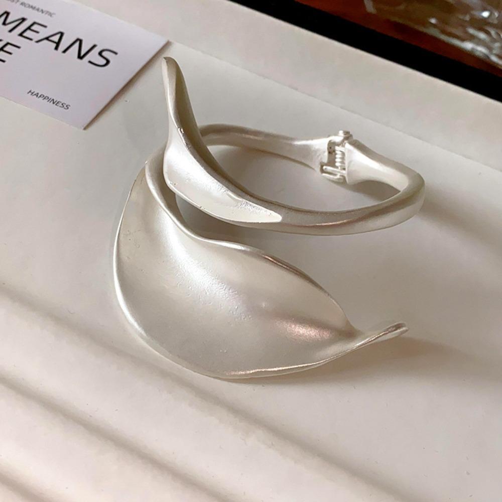 European and American Simple Bracelets, Arm Rings, Niche Cold Wind Temperament Bracelets, High-end Sense and Versatile Jewelry.