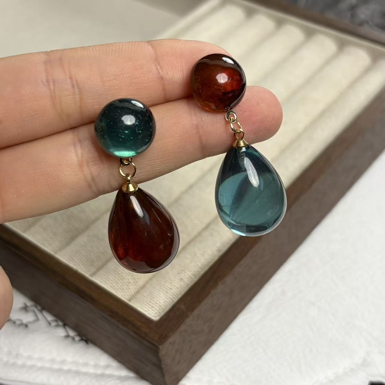 

Retro Maillard Contrast Color Water Drop Earrings Light Luxurious High-end Simple Earrings