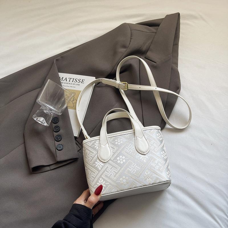 2025 Portable Niche Design Bag Women's Bucket Bag New Sweet Shoulder Messenger Bag
