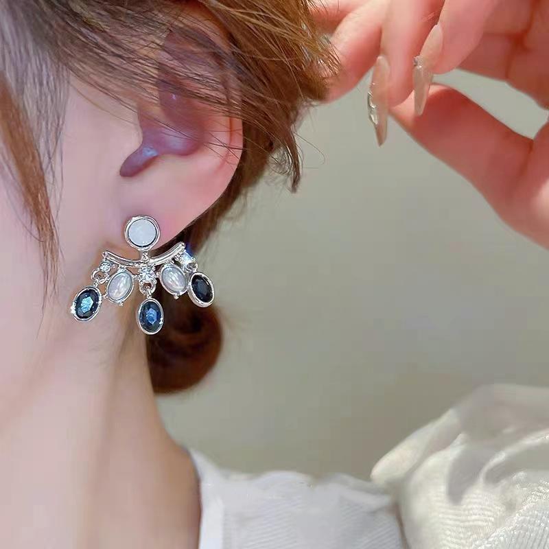 Retro Flower High-end Earrings Women's Fashion Light Luxury Niche Temperament Versatile Stud Earrings Medium Antique Ear Jewelry