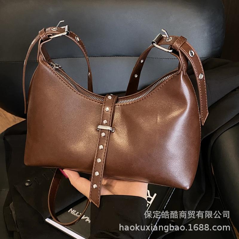 

Retro bag women s large capacity 2025 new autumn and winter niche design single shoulder underarm bag commuter dumpling bag темно-коричневого