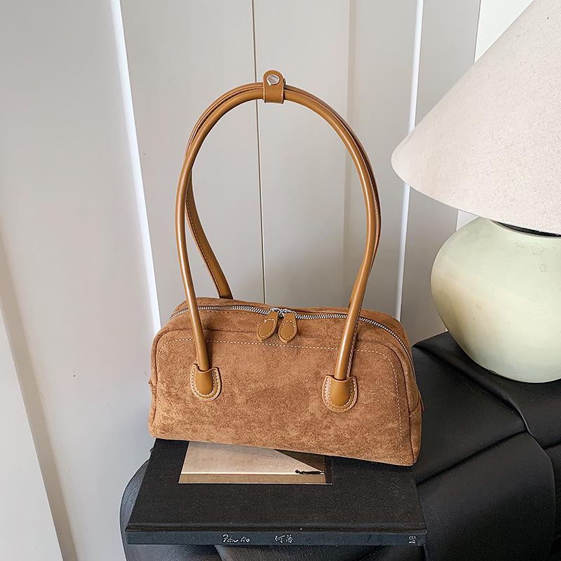 The new baguette bag is simple and high-end, underarm bag, shoulder bag, fashionable and versatile women's bag.