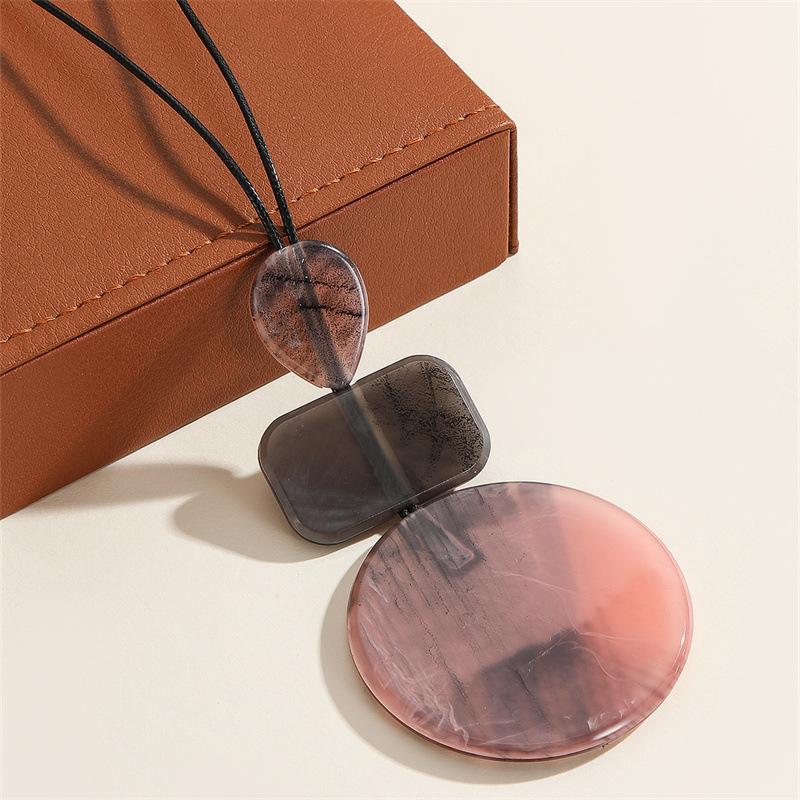 Simple Geometric Resin Rendered Leather Rope Necklace, Autumn-winter Retro High-end Sweater Chain, Fashionable and Trendy Accessory.