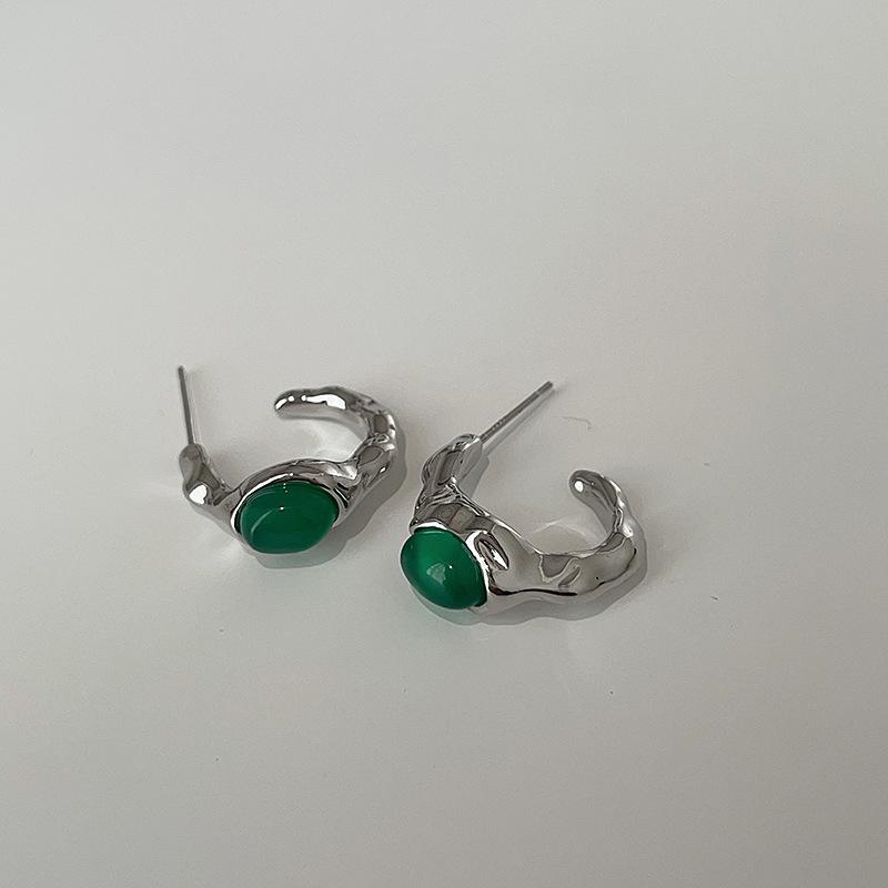 

Новые серьги-гвоздики из металла с зеленым агатом в китайском стиле для женщин, нишевый дизайн, простая индивидуальность, модные и элегантные, универсальные серьги