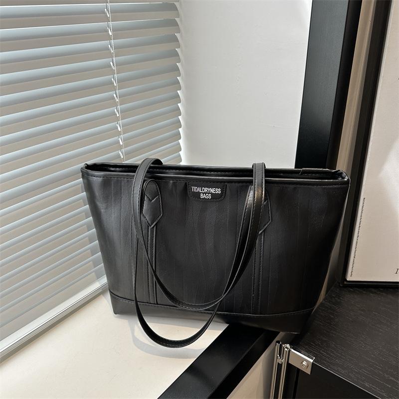 

Жіноча сумка великої місткості Нова модна універсальна повсякденна сумка через плече для поїздок на роботу, висококласна сумка чорний