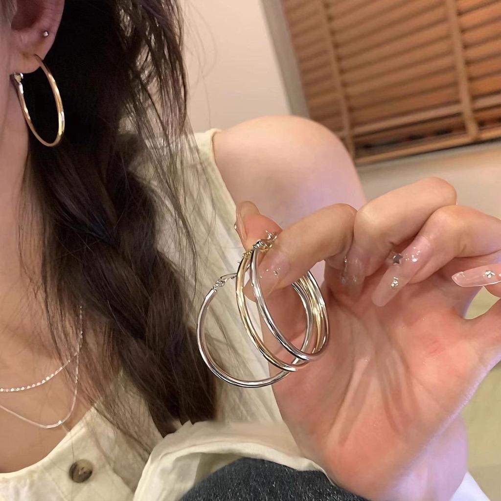 Elegant Large Hoop Earrings - High-End, Simple, and Versatile for a Luxurious European and American Style.