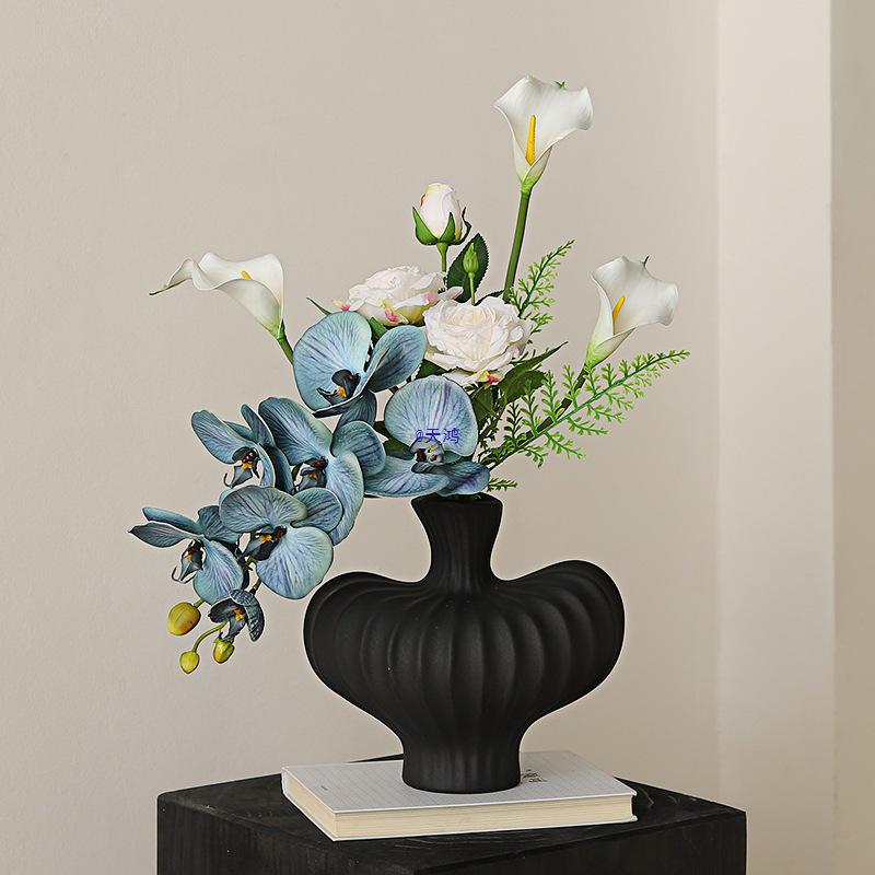 Luxuriöser künstlicher Blumenstrauß zur Dekoration von Wohn- oder Esszimmer