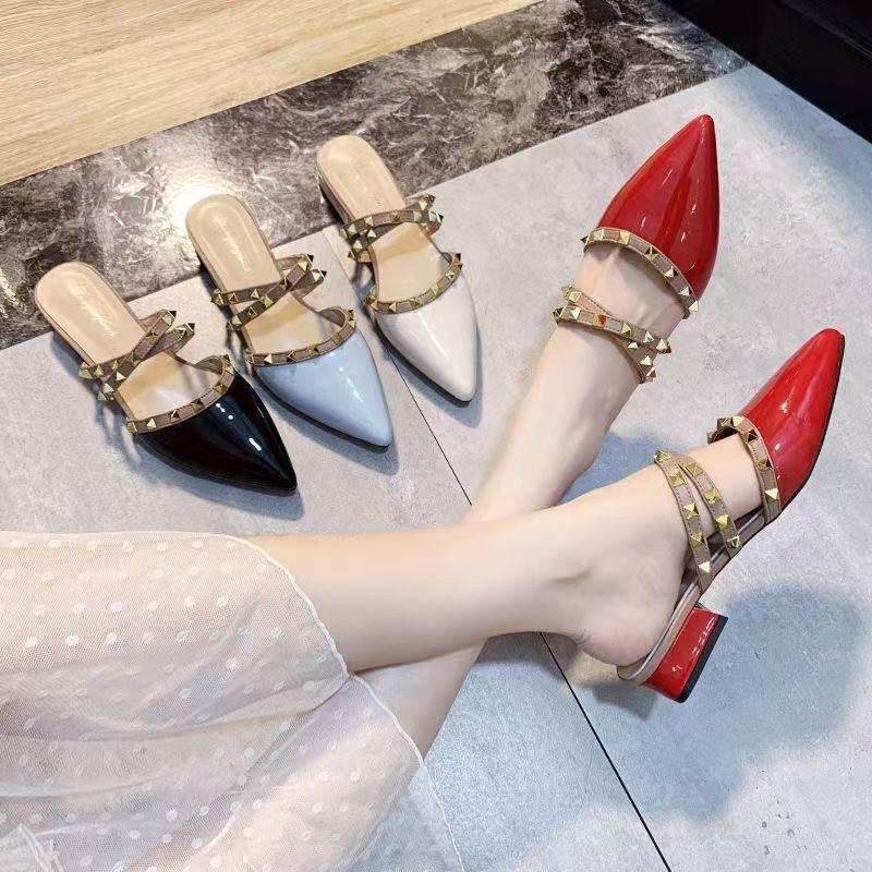 2025 Frühling und Sommer neu beliebte kleine duftende Windnieten High Heels Damenmode spitz dicker Absatz coole Slipper