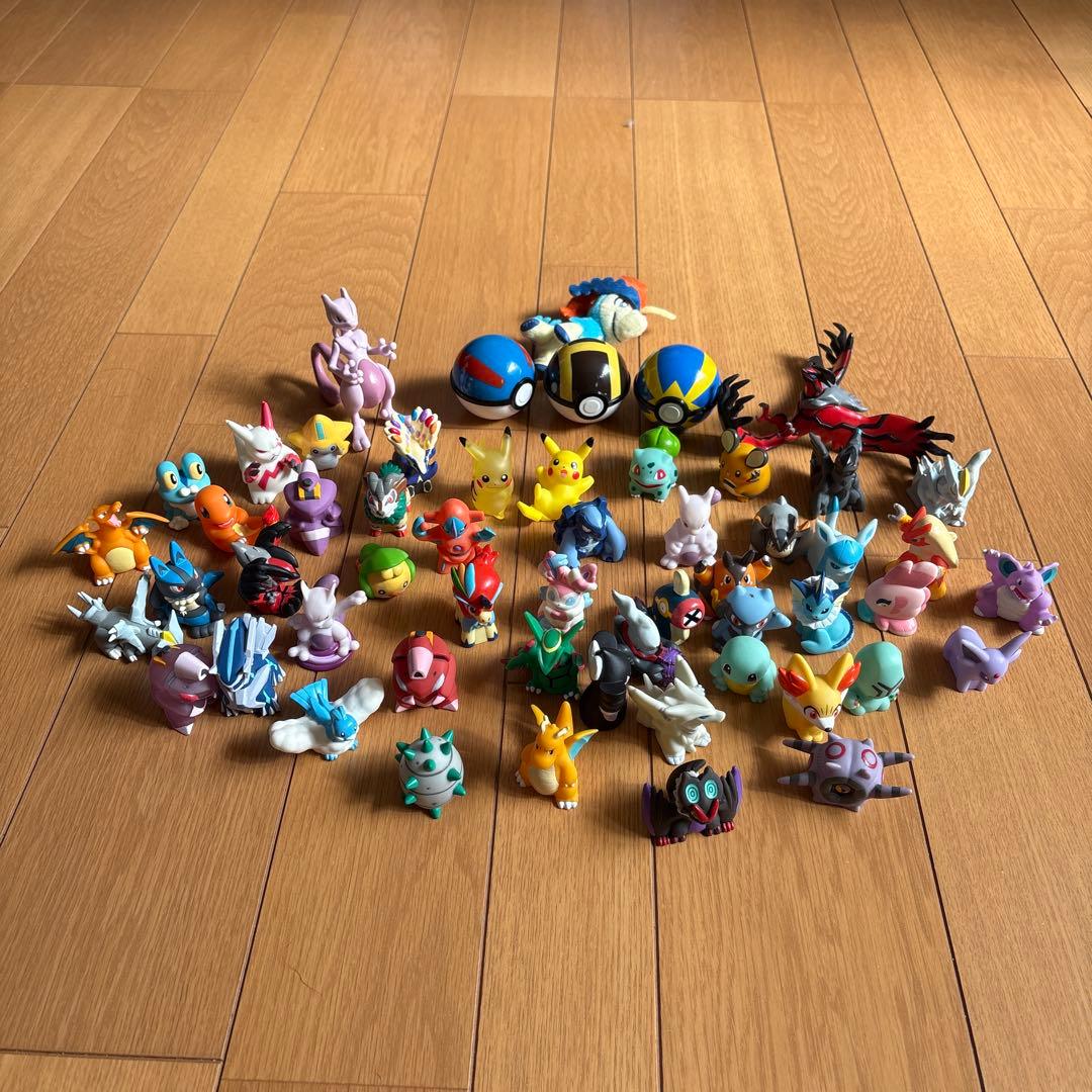 

[USED] 49 Pokémon finger puppets & more