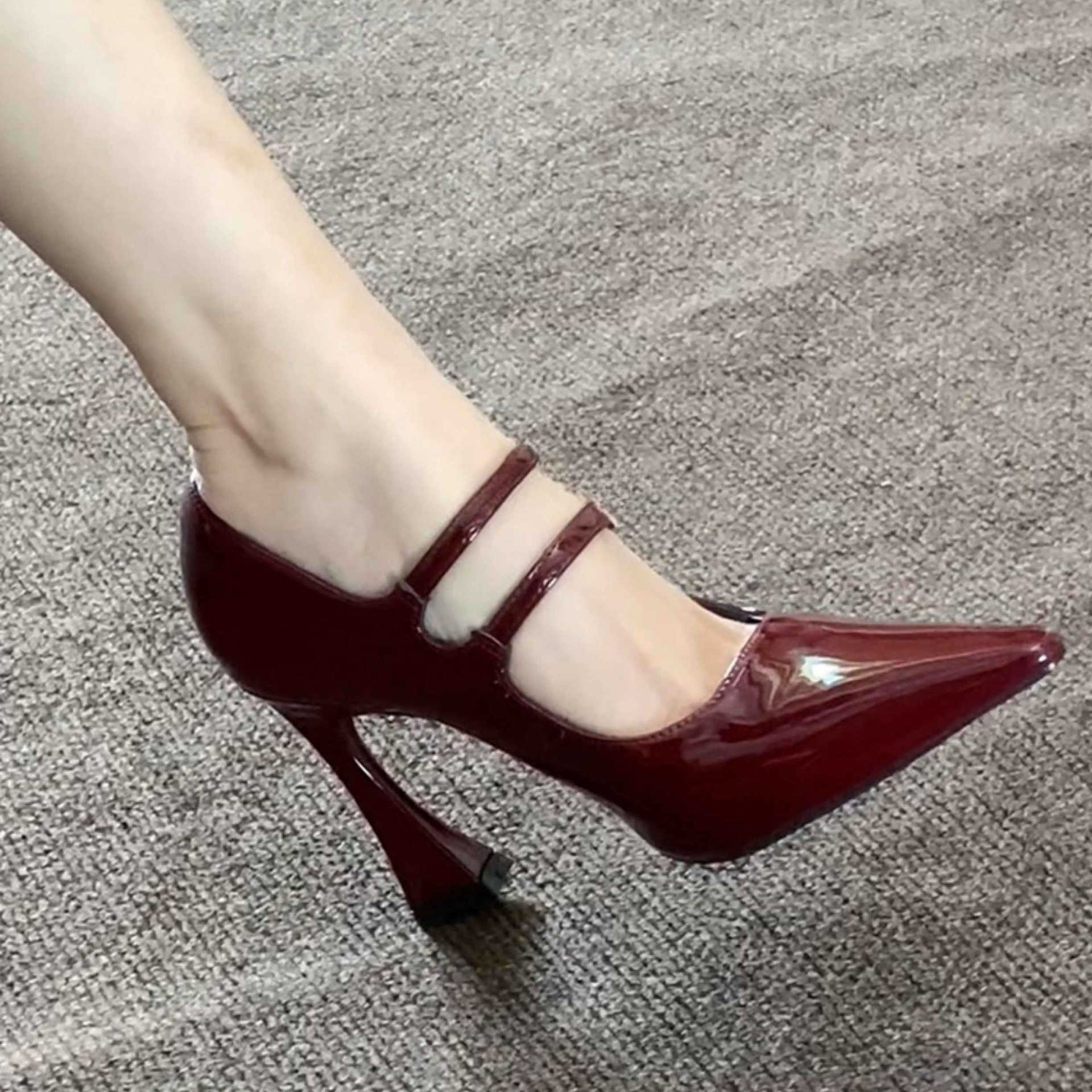 

Черные лакированные сексуальные универсальные туфли с пряжкой на высоком каблуке женские 2025 новые французские с открытым вырезом на толстом каблуке остроносые одинарные туфли 39 бордовый