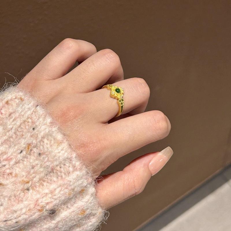 Prsteny s vsazenými smaragdy ve stylu lehkého luxusu a vintage pro ženy, kreativní prsten v palácovém stylu s elegantním designem, svatební šperk