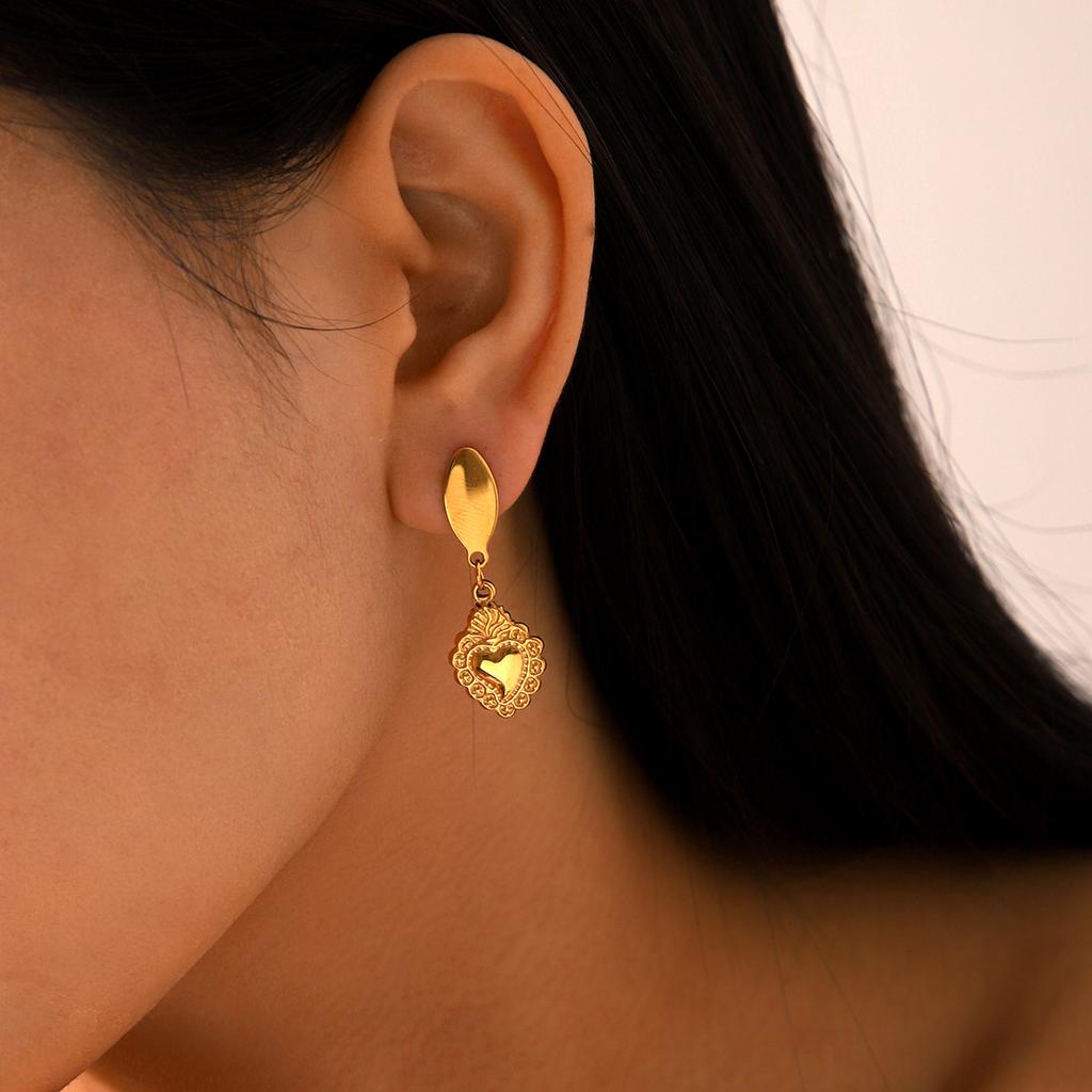 Euro-American Fashion Stainless Steel Heart Relief Pendant Earrings 18K Gold Non-Fading Retro Heart Titanium Steel Studs
