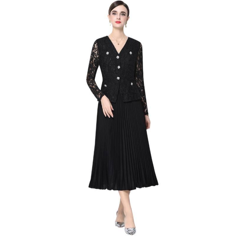 Elegant French V-Neck Lace Dress with Diamond Buckle and Pleated Skirt