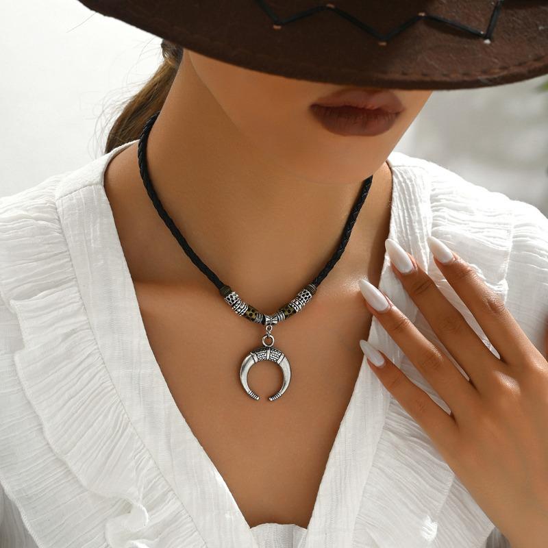 New 1-piece Personalized Fashion Velvet Turquoise Beaded Necklace