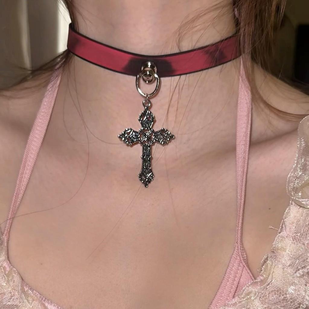Chique Pittige Meisje Leren Bel Choker Ketting – Uniek Minderheidsontwerp