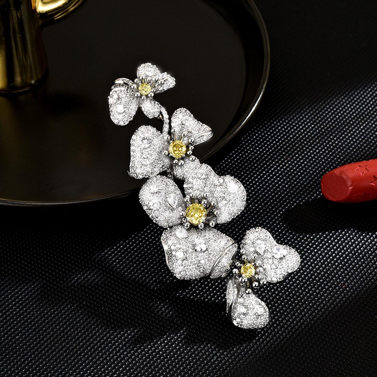 

SUYU Женская брошь с элегантным дизайном в стиле легкой роскоши, с инкрустацией цирконами в виде цветка, модная и универсальная брошь с нишевым чувством дизайна