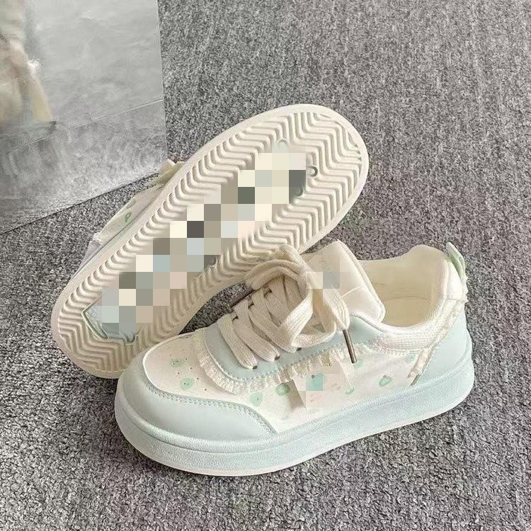 With skirts, casual little white shoes, women's 2025 autumn new Korean version of sports versatile board shoes, heightening and lightweight bread shoe