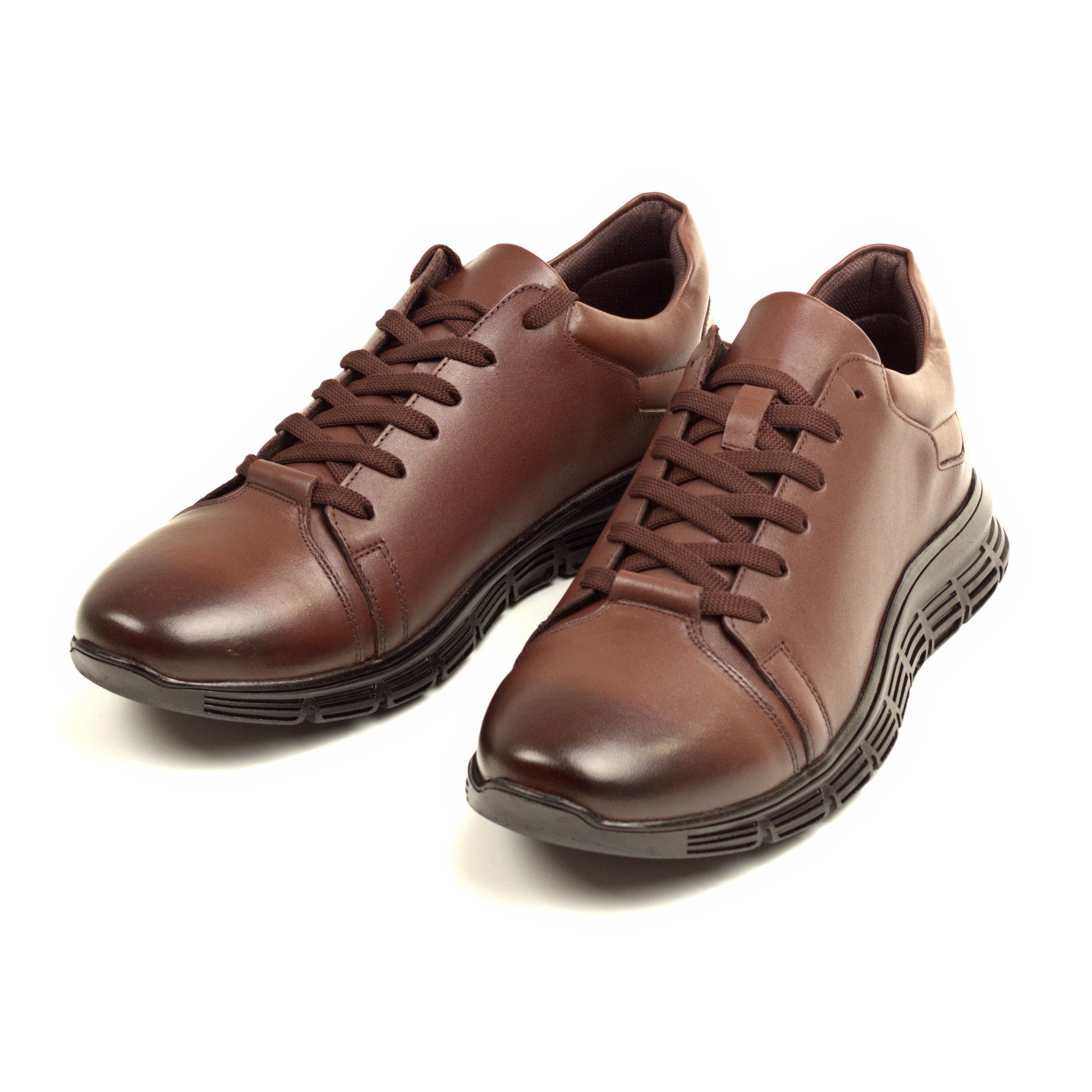 

Спортивные кроссовки из натуральной телячьей кожи на шнуровке