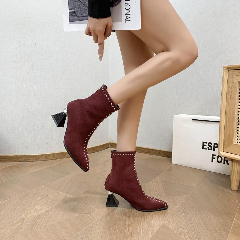 

Новые модные замшевые короткие ботинки Martin большого размера с острым носком цвета бургунди с заклепками 42 бордовый