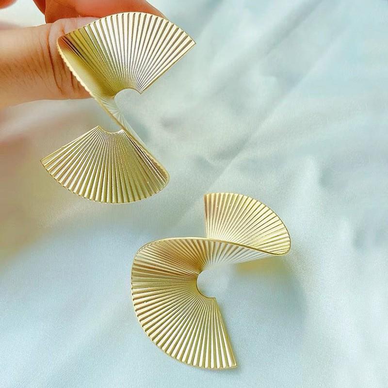 Personalized Temperament, Fashionable and Exaggerated Geometric Earrings, Women's Retro Spiral Fan Leaf Earrings, Unique
