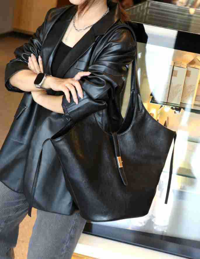 Large Capacity Commuter Versatile Bucket Tote Bag Niche Design Premium Handbag Casual Simple Shoulder Bag