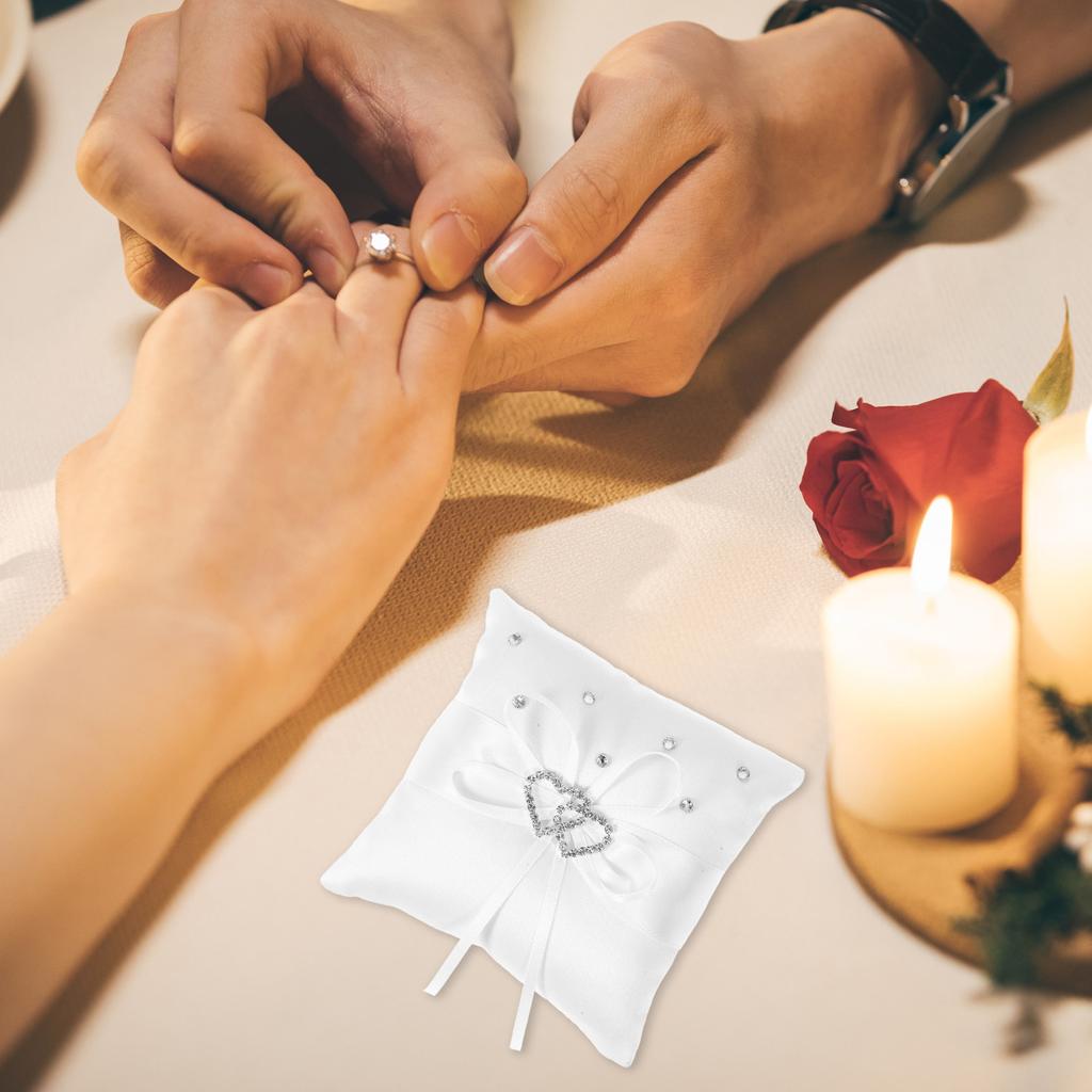 Cuscino Portafedi Matrimoniale Doppio Cuore Sposa Nastro di Raso Bianco Tasca con Strass con Cinturino per Portafedi