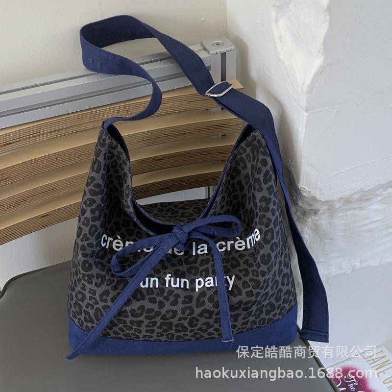 Canvas bag women's large capacity 2025 new autumn and winter niche shoulder messenger bag advanced sense student class tote bag