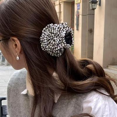 Süße mittelgroße Stoffrosenblumen Haarspangen für Frauen Koreanische Gitterfang Haiklammer Trendige Party Haaraccessoires Kopfschmuck