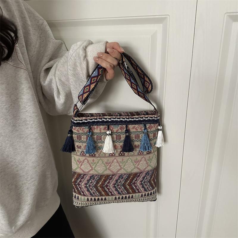 Ethnic Style Shoulder Bag Women's New Woven Messenger Bag Retro Geometric Pattern Handbag Woven Vacation Bag