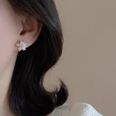 Small And Delicate Flower Earrings, Light Luxury, Elegant And Gentle Style, Versatile Fairy Earrings For Daily Commuting