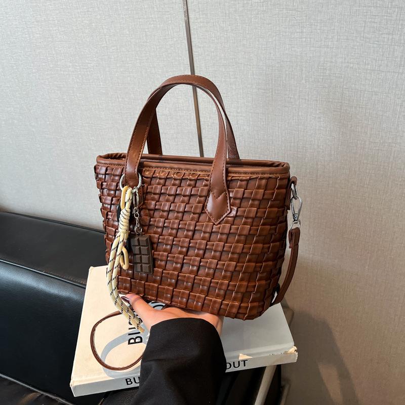 Niche Portable Bucket Bag Women's New Retro Casual Shoulder Bag Daily Commuter Messenger Bag