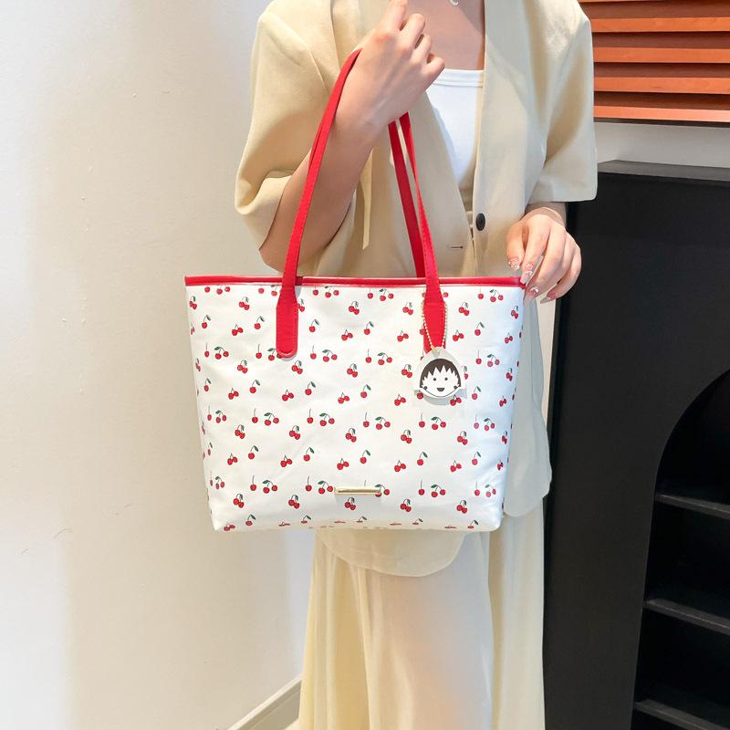 

Fresh and versatile floral cherry summer tote bag women s print casual commuting large capacity fashion shoulder bag червоний