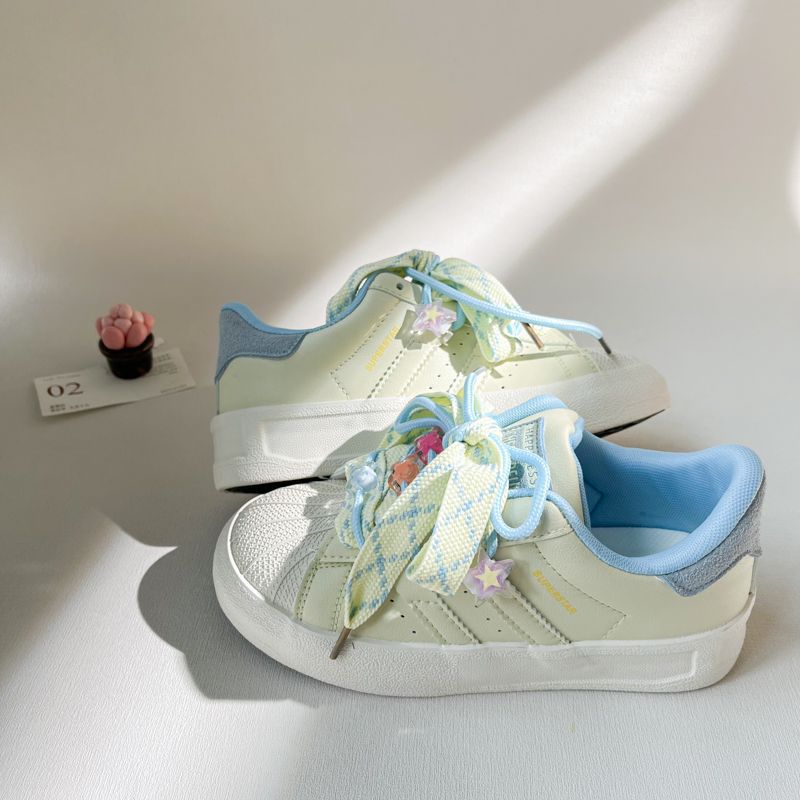 Nye nisjedesign boardsko kvinnelige studenter tidlig vår ny søt allsidig tykksålet avslappet liten hvit