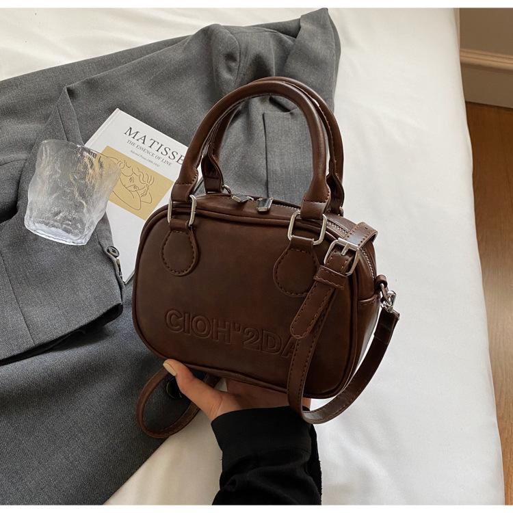 

Retro bag women s messenger bag fashion autumn and winter versatile explosion shoulder portable small bag темно-коричневого кольору