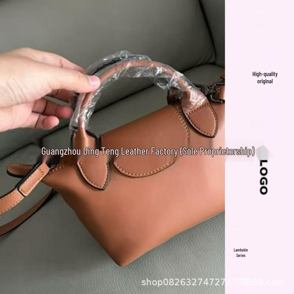 Hochwertige Mini-Knödeltasche aus Nappaleder mit Drachenprägung, Vielseitig für den Weg zur Arbeit, zum Tragen in der Hand, über der Schulter, mit verstellbarem Crossbody-Riemen.