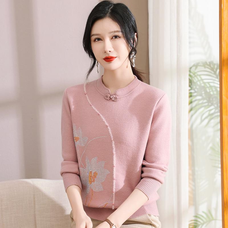 New Mom's Autumn/Winter Fleece-Lined Warm Sweater: Stylish, Thick Base Shirt for Middle-Aged and Elderly.